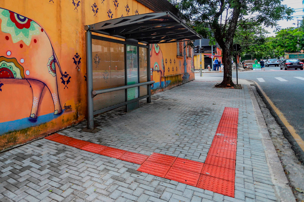 Projeto sugere piso tátil obrigatório em Curitiba para garantir acessibilidade