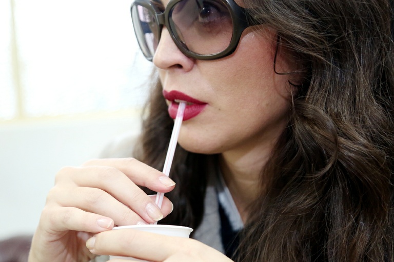 Projeto veda a restaurantes e bares oferta de canudos de plástico