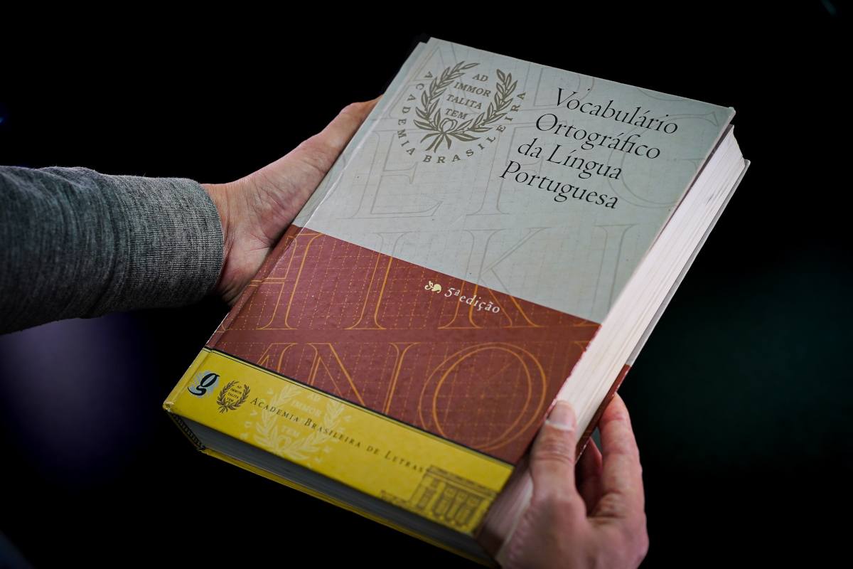 Projeto veda uso da linguagem neutra em documentos oficiais