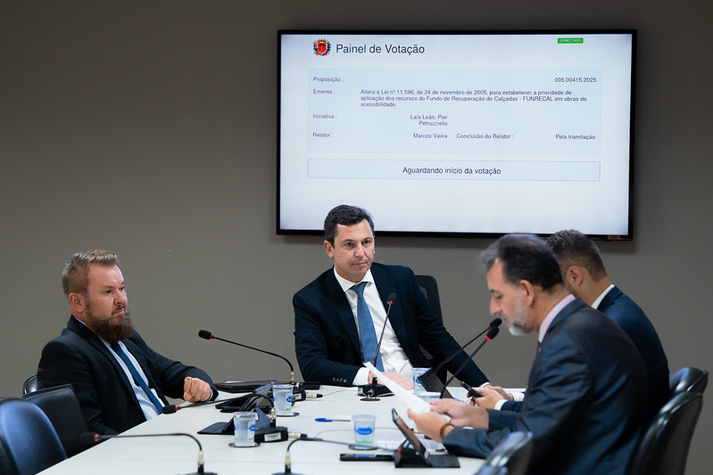 Projetos de lei para melhorar calçadas de Curitiba avançam na Câmara