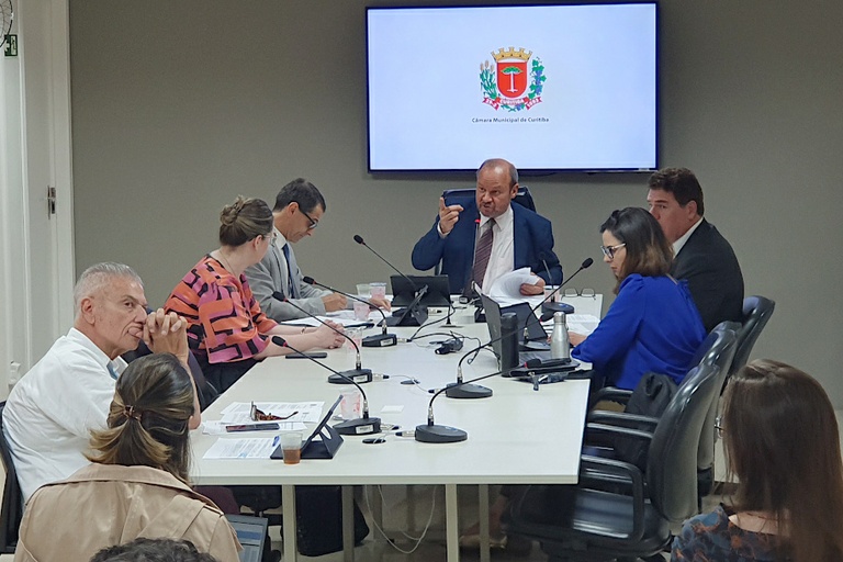 Projetos para proteger escolas em Curitiba extrapolam alçada da Câmara, diz CCJ