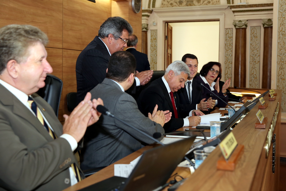 Promulgada lei para equipamento de segurança em piscinas