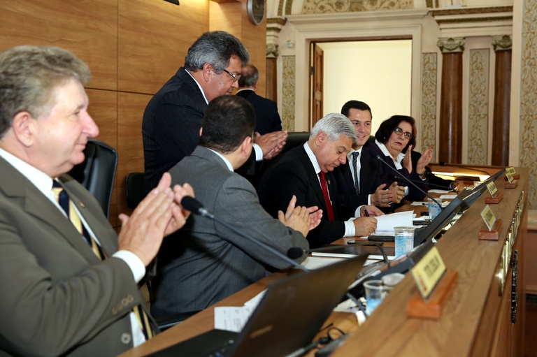 Promulgada lei para equipamento de segurança em piscinas