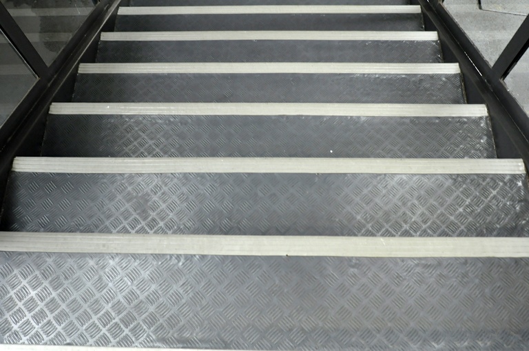 Proposta fita antiderrapante em escadas de prédios públicos 