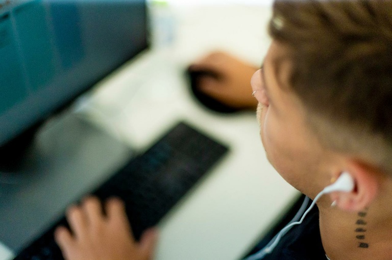 Proposta garantia de estágio na administração pública a jovens tutelados 