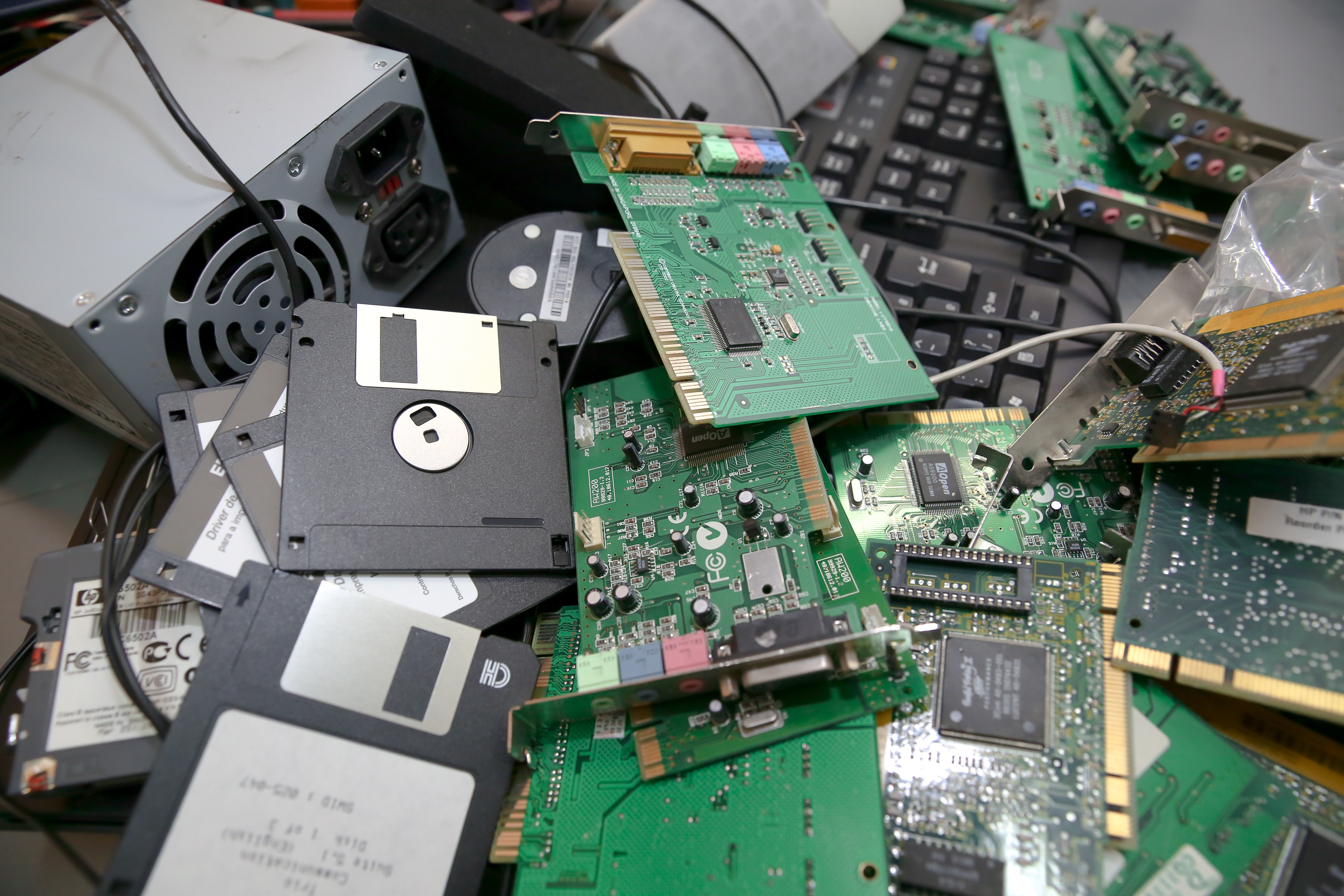 Proposta Semana de Conscientização sobre Lixo Eletrônico no calendário de Curitiba  