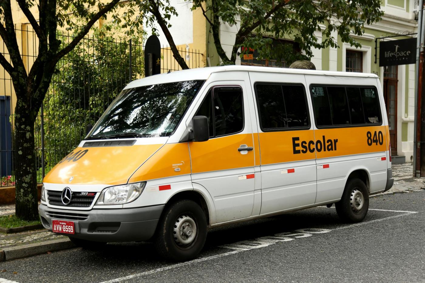 Proposto uso da faixa exclusiva para ônibus por veículo de fretamento