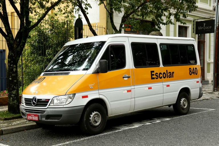 Proposto uso da faixa exclusiva para ônibus por veículo de fretamento