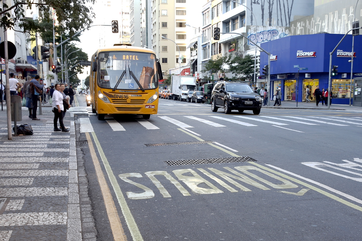 Proposto uso de faixas de ônibus exclusivas por vans escolares