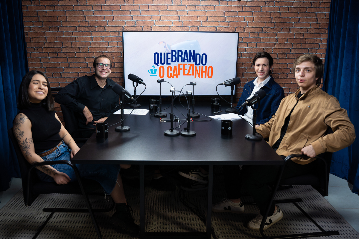 Quebrando o Cafezinho: novo programa do CMC Podcasts é feito por estagiários