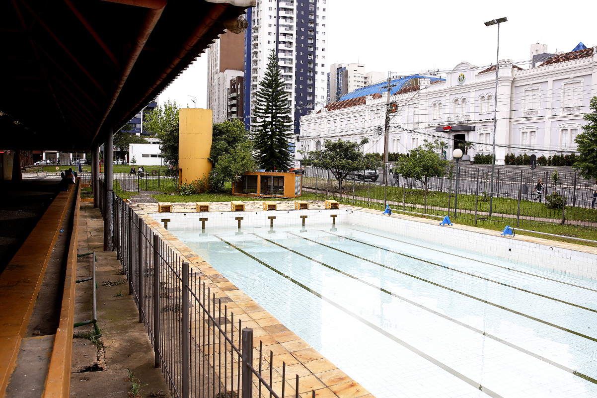 Questionada reforma de centro esportivo na praça Oswaldo Cruz