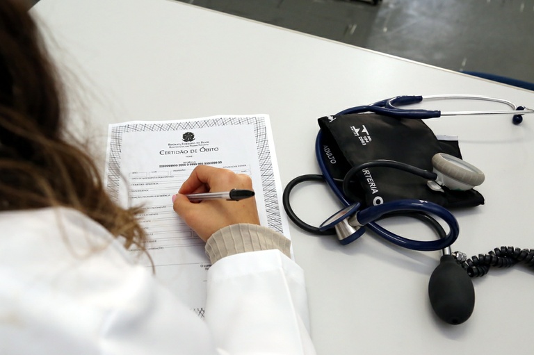 Regulação da assinatura de certidão de óbitos na pauta da Câmara