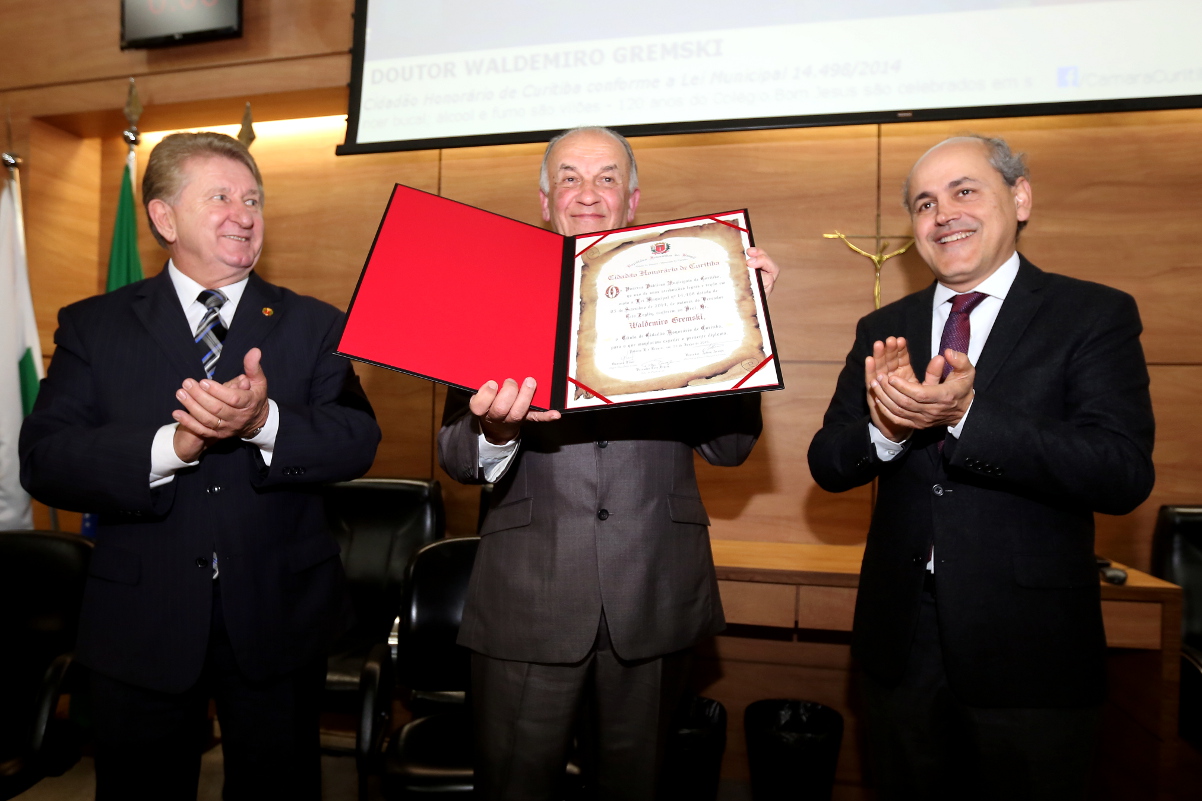 Reitor da PUCPR recebe cidadania honorária de Curitiba