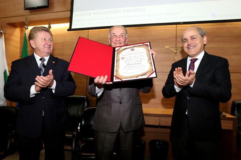 Reitor da PUCPR recebe cidadania honorária de Curitiba