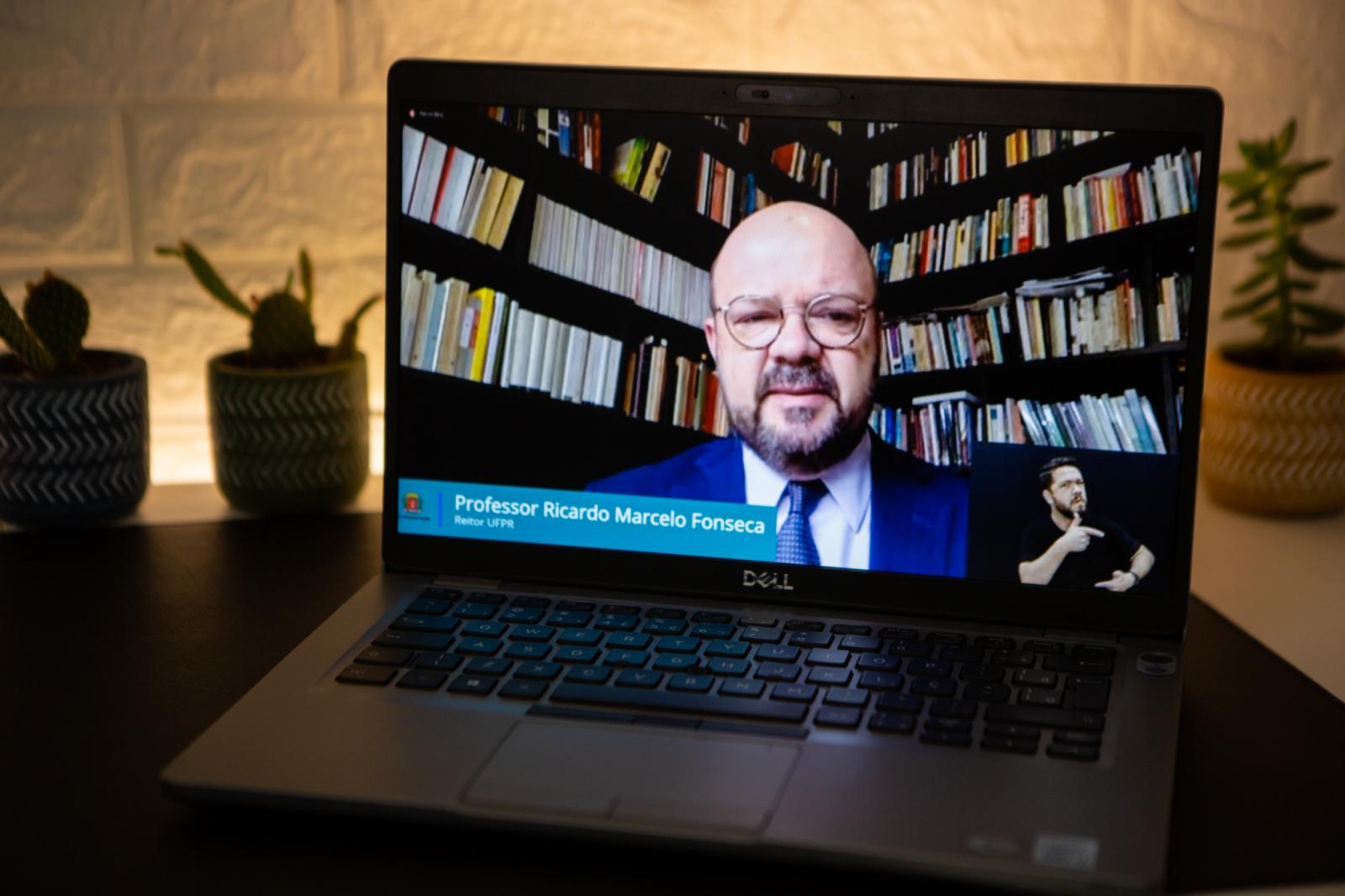 Reitor da UFPR apresenta pesquisa da vacina contra Covid-19 aos vereadores