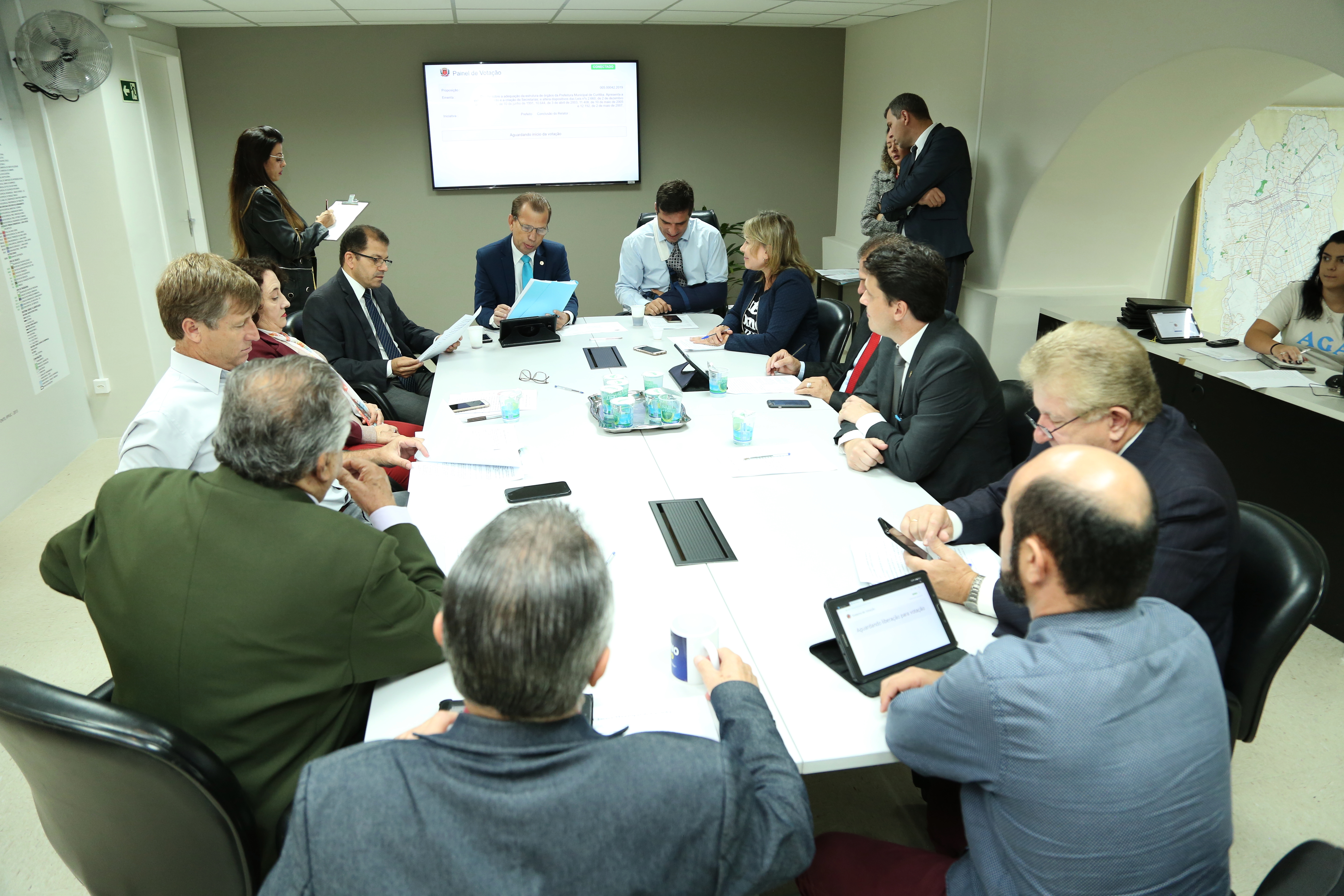 Reorganização da prefeitura avança em Serviço Público, mas para em Economia