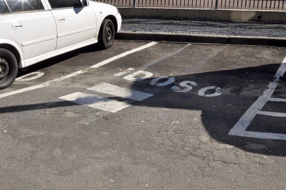 Requerida fiscalização de vagas exclusivas em estacionamentos  