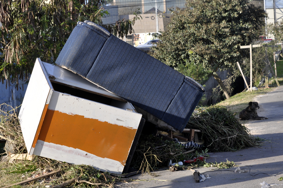 Requeridas coletas de móveis abandonados em vias públicas