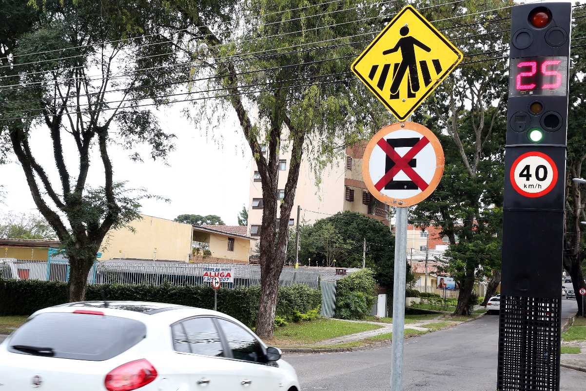 Requerimentos pedem instalação de redutores de velocidade