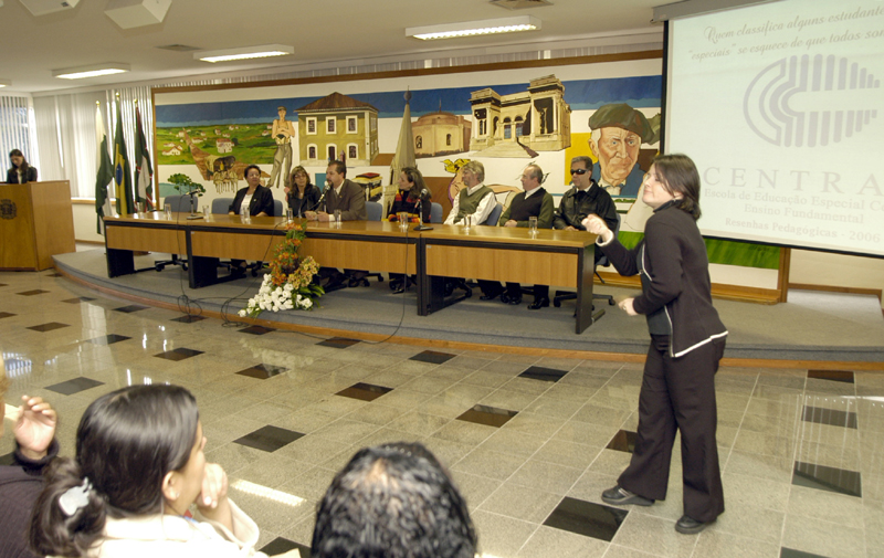 Resenha pedagógica traz trabalhos voltados aos surdos 