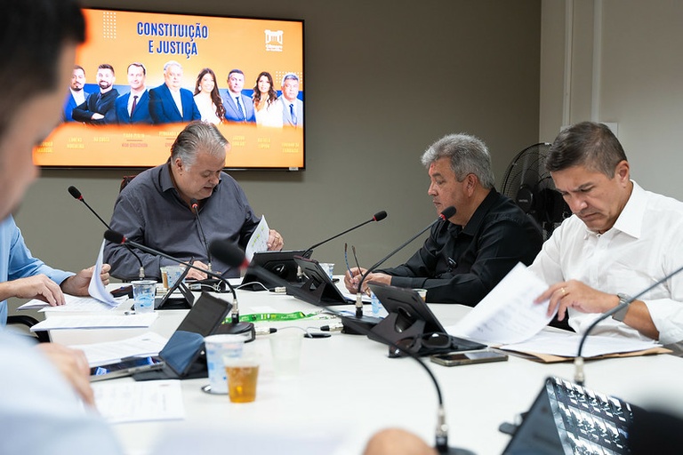 Reunião da CCJ termina com pedido de correção em 10 projetos de lei