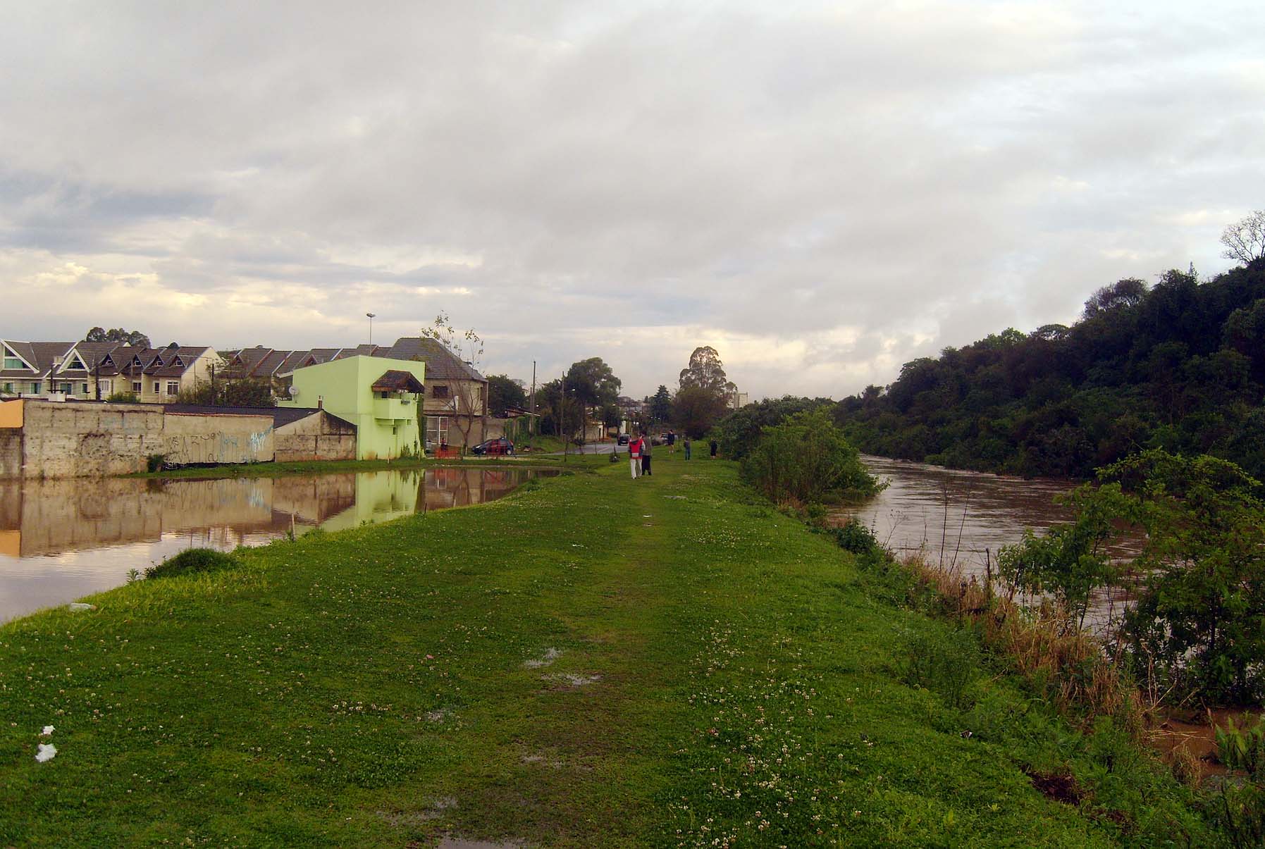 Reunião discute obras para eliminar enchentes 