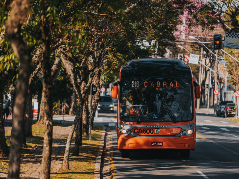 Risco à vida, multa e educação: rabeira em ônibus mobiliza vereadores de Curitiba