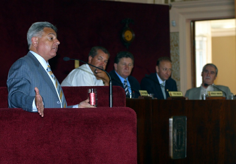 Salamuni critica atitude de Requião 