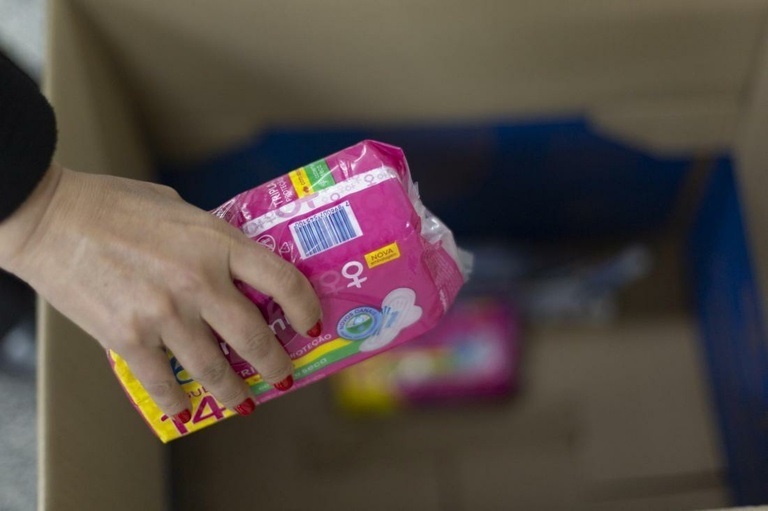 Sancionada lei que indica distribuição de absorventes nas escolas de Curitiba