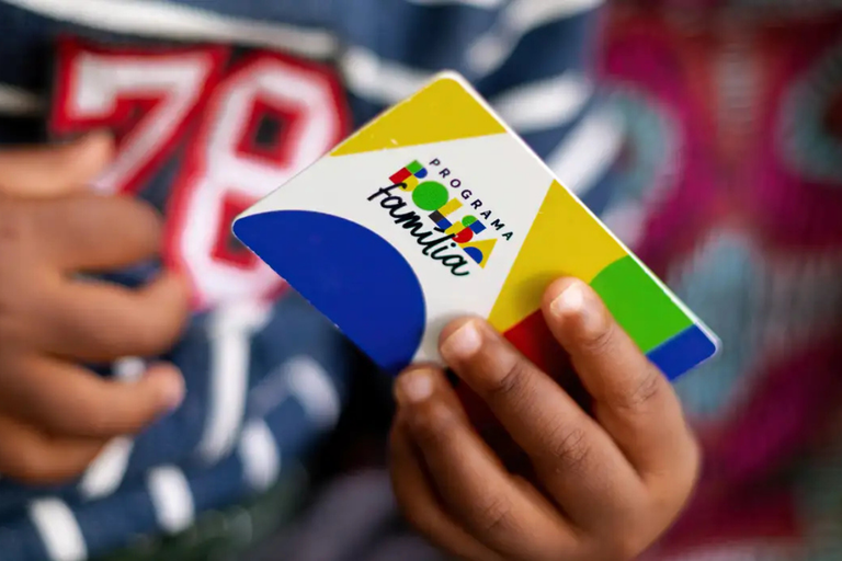 Sancionada lei que prioriza inscritos do Bolsa Família em programas de emprego 