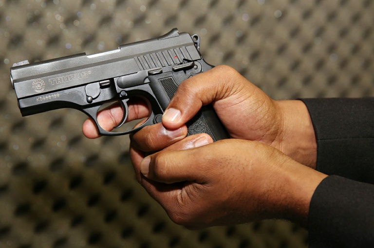 Sancionada lei que proíbe venda de bebidas alcoólicas a pessoas armadas