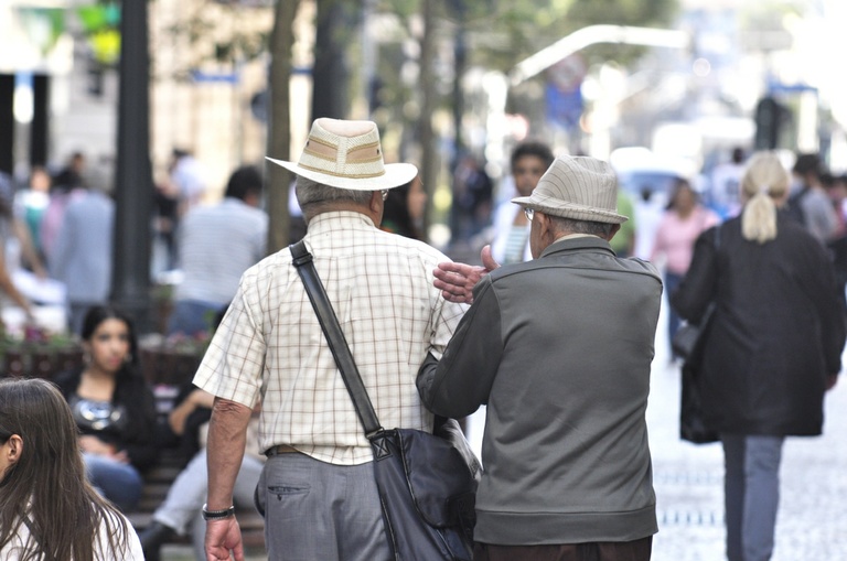 Saúde analisa prioridade de atendimento médico a idosos  