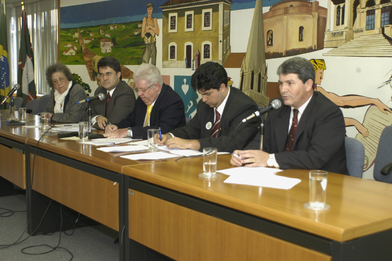 Secretário presta contas na Câmara de Curitiba 