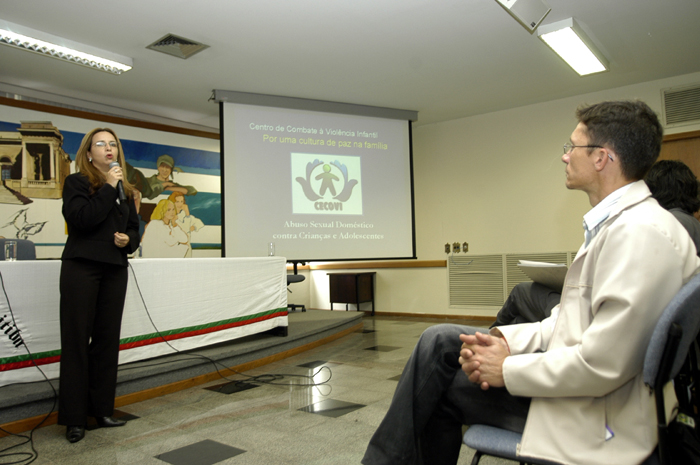Seminário aborda violência contra crianças  