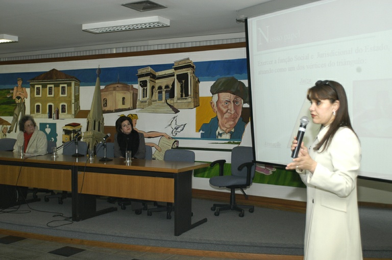 Seminário discute a violência contra mulher 