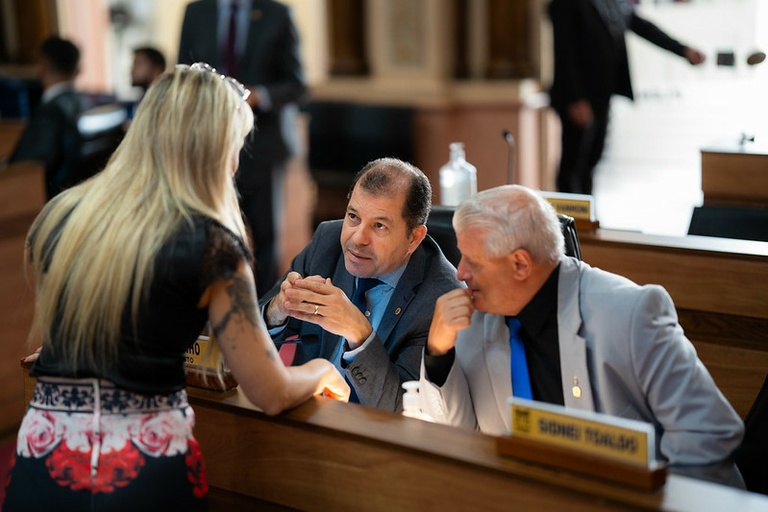 Serginho do Posto segue líder do Governo; Camilla Gonda assume a Oposição