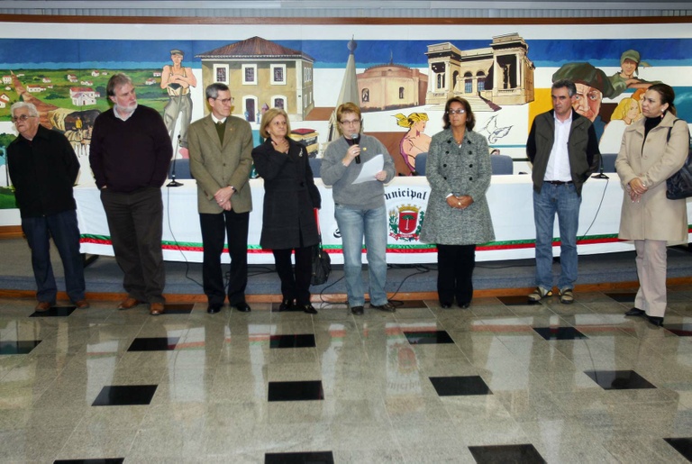 Servidores aposentados expõem obras de arte  