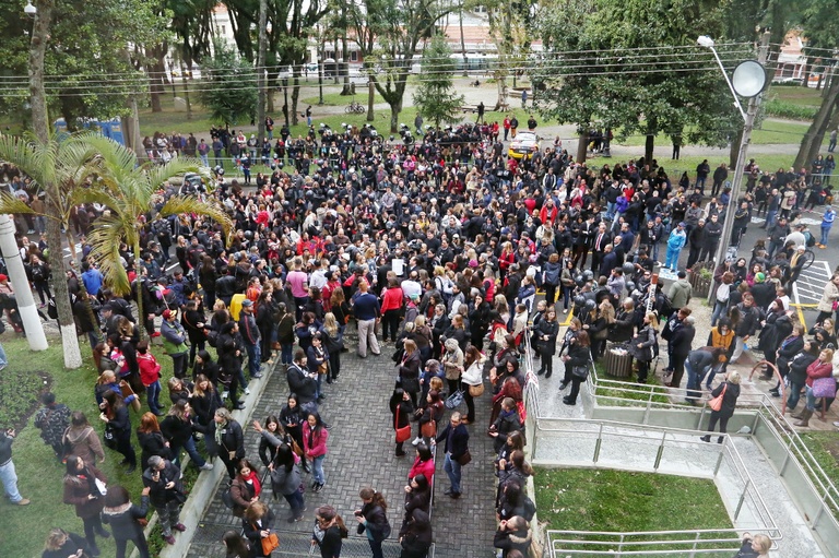 Servidores bloqueiam entradas da Câmara; vereadoras relatam agressão 