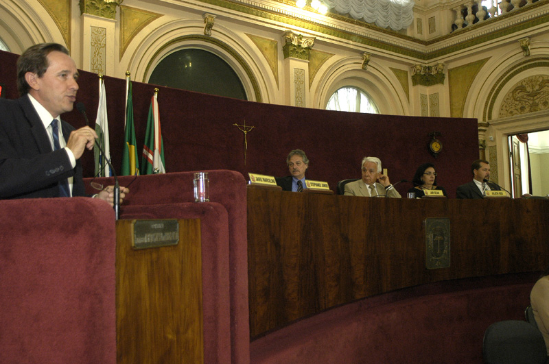 Servidores lotam plenário na votação do vale-refeição 