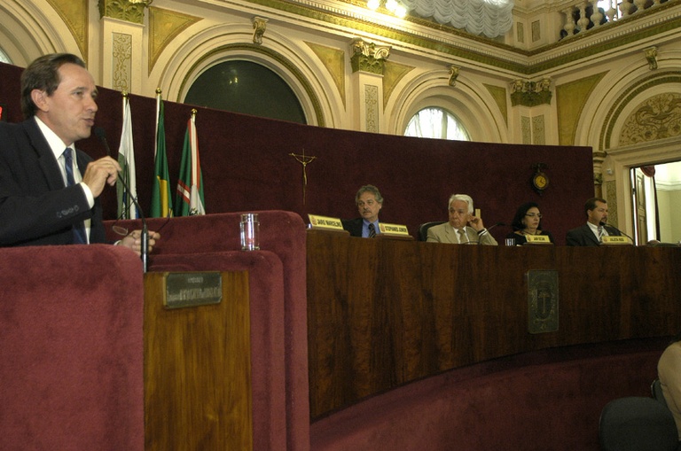 Servidores lotam plenário na votação do vale-refeição 