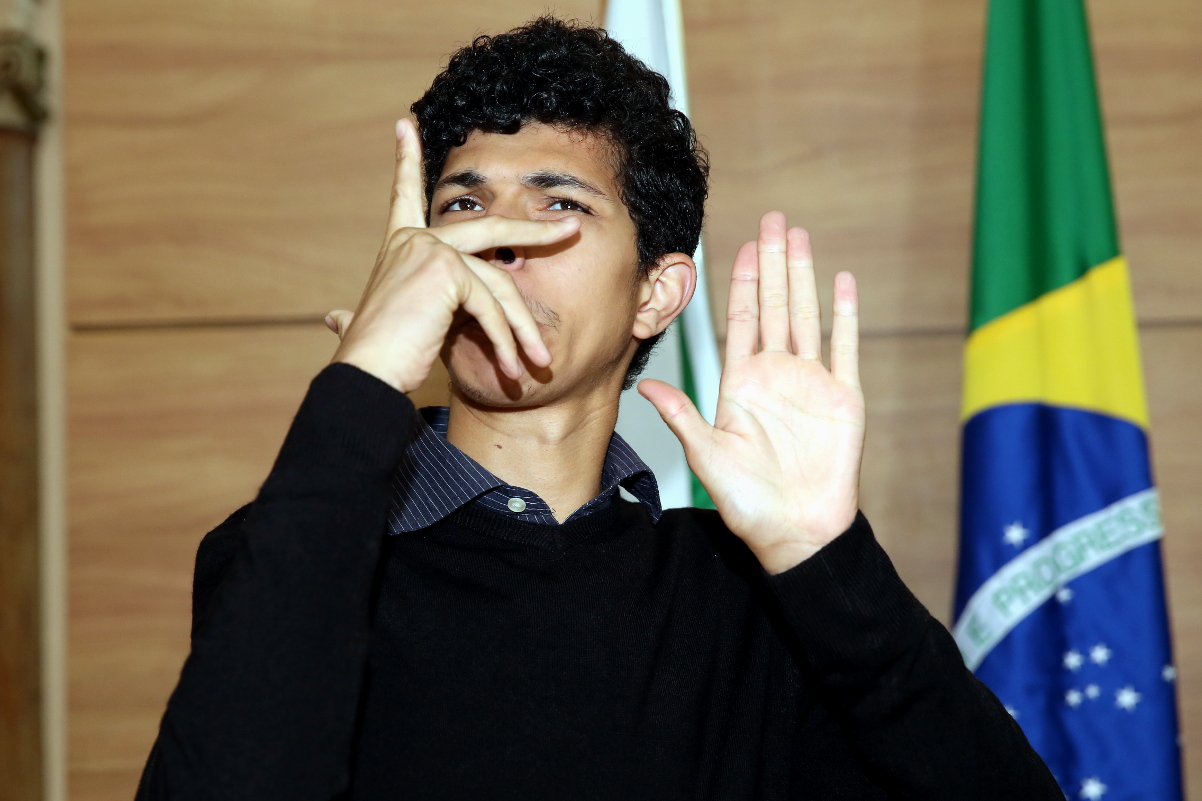 Sessões plenárias podem ter transmissão em linguagem de sinais