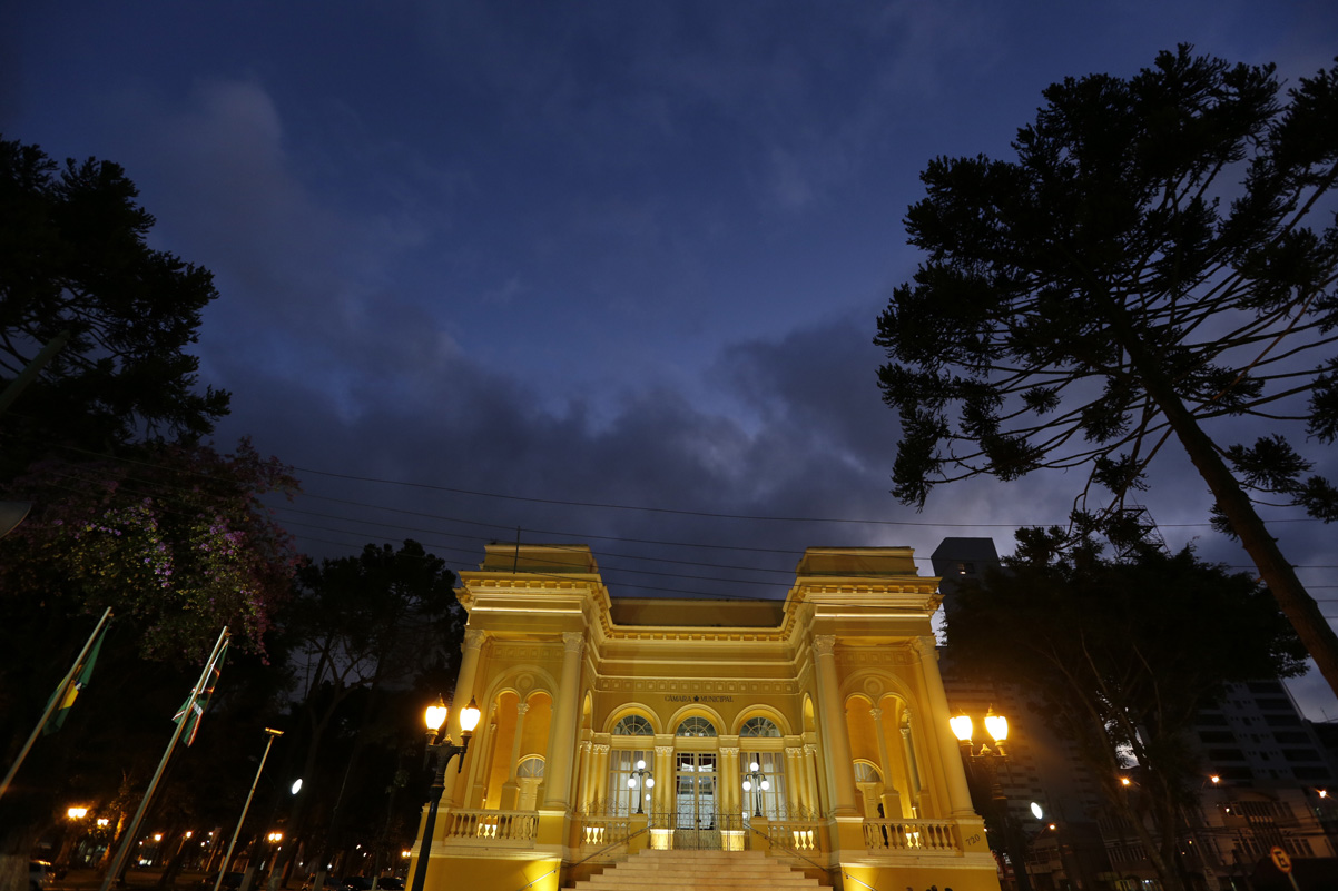 Sessões solenes homenageiam profissionais de educação e saúde