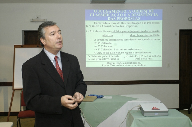 Simpósio aborda licitação e mecanismos de controle 