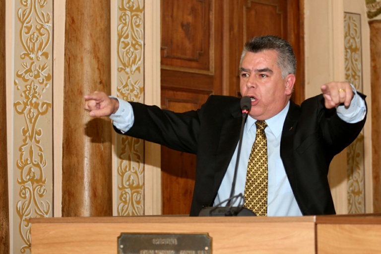 "Só 3 ou 4 vereadores não têm orgulho da cidade", diz Salamuni