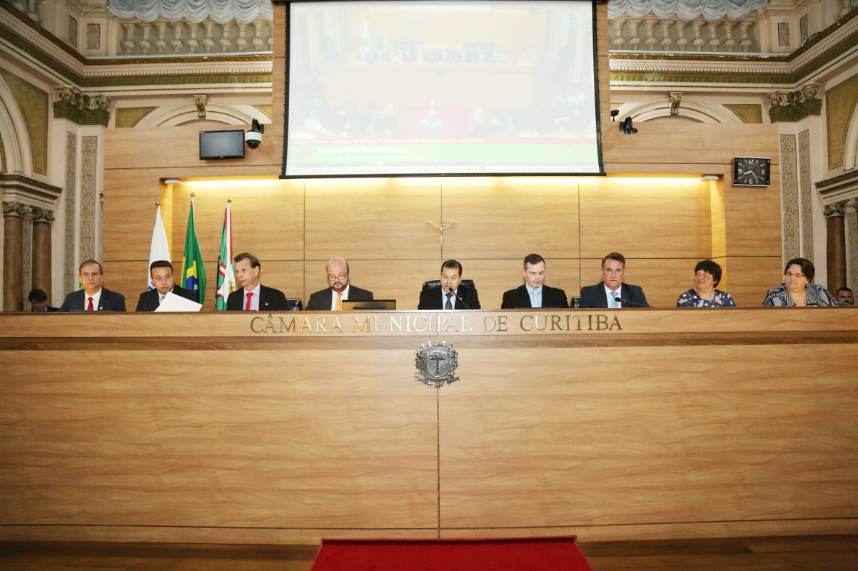 Solenidade da Câmara homenageia 19 personalidades da educação e cultura