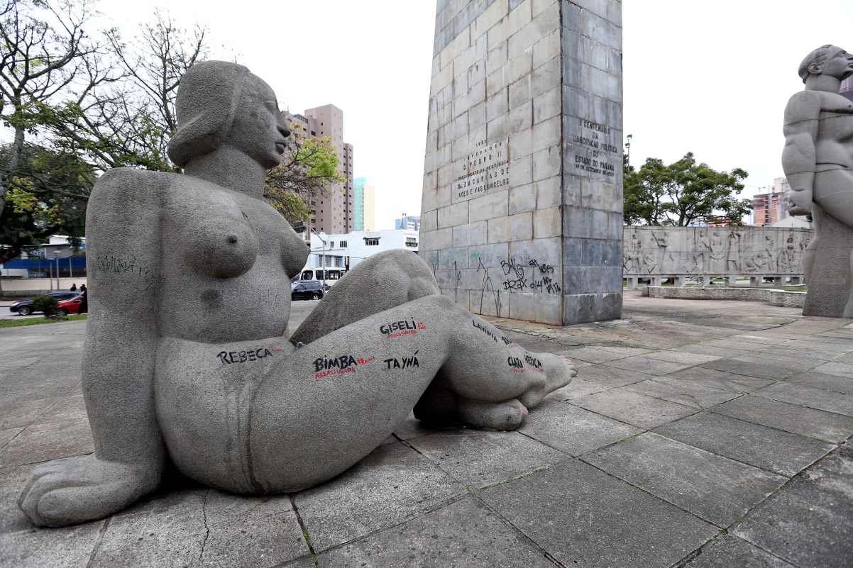 Solicitada limpeza de pichações na praça 19 de Dezembro