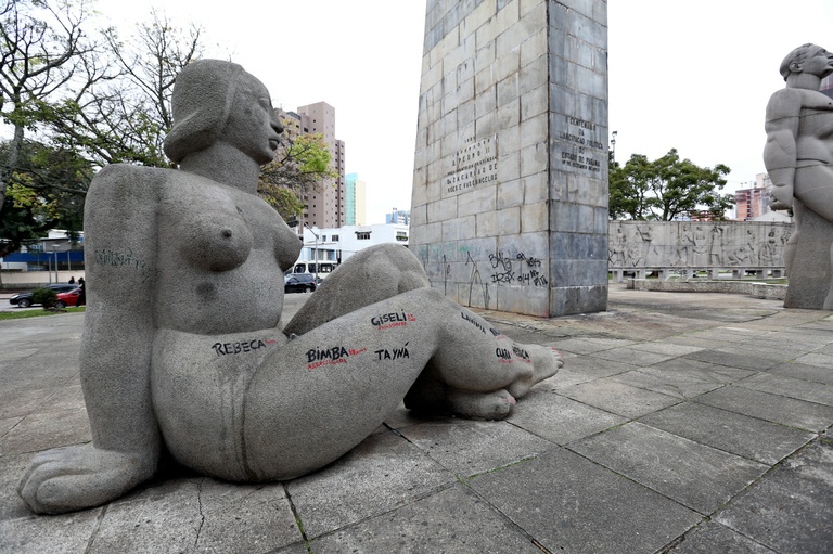 Solicitada limpeza de pichações na praça 19 de Dezembro