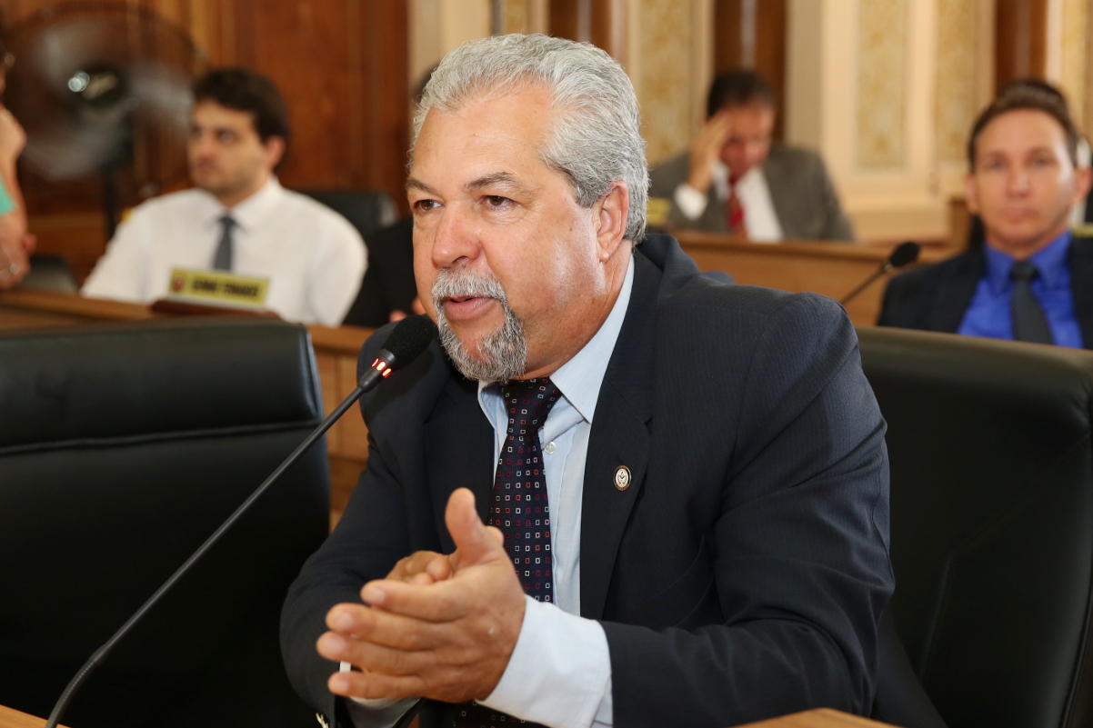 Solicitada reposição de iluminação para o Campo de Santana