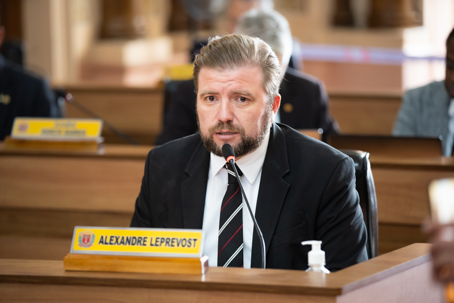 Sugerida implantação de corredor para táxis nos eventos da Pedreira