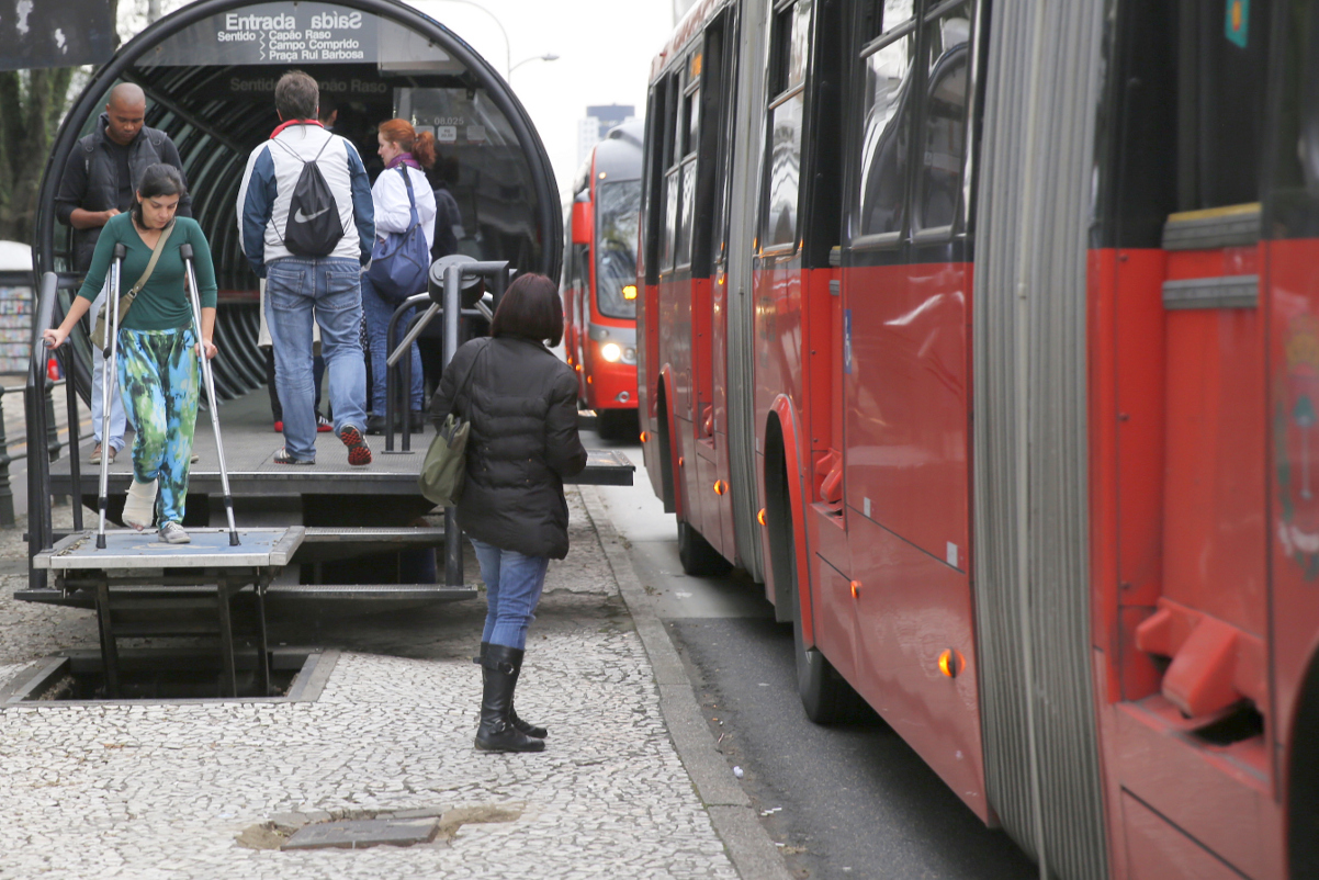Sugerido uso de elevador dos ônibus por carrinhos de bebê